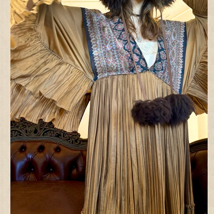 Lisa, 70s sheepskin black Pom Pom hat