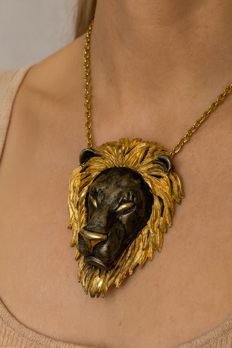 Maine, 70s two tone metal lion necklace