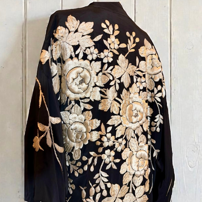 Pauline, 40s Oriental black and white embroidered embroidered kimono