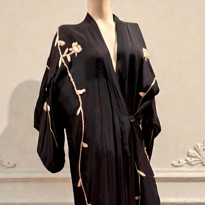 Pauline, 40s Oriental black and white embroidered embroidered kimono