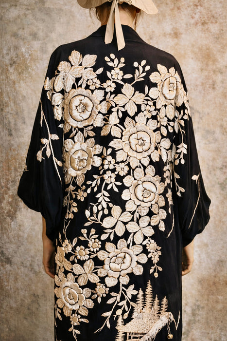 Pauline, 40s Oriental black and white embroidered embroidered kimono