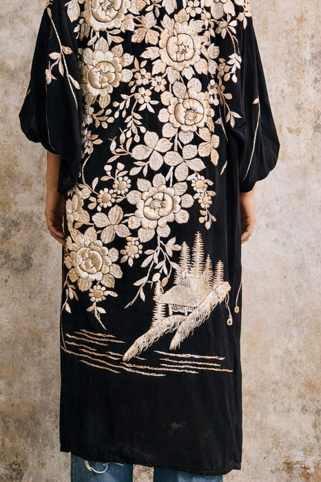 Pauline, 40s Oriental black and white embroidered embroidered kimono