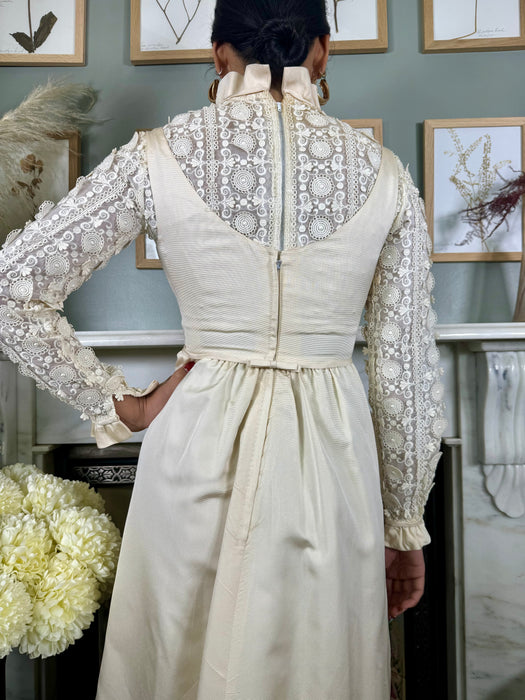 Belle, 60s white embroidered dress set