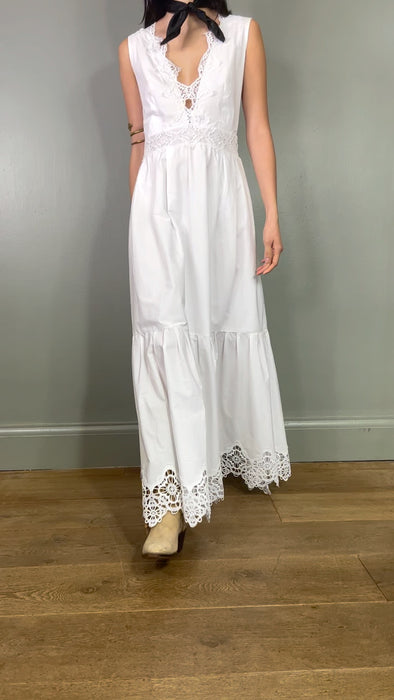 Dhalia, vintage white