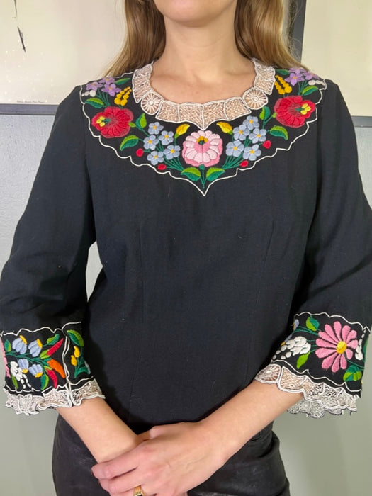 Gaby, 70s floral embroidered top