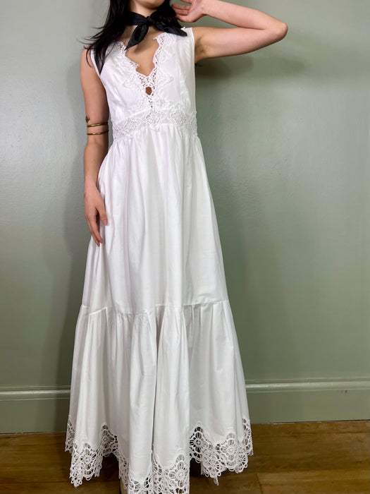 Dhalia, vintage white