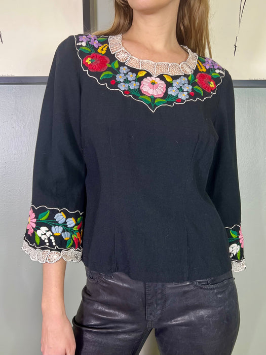Gaby, 70s floral embroidered top