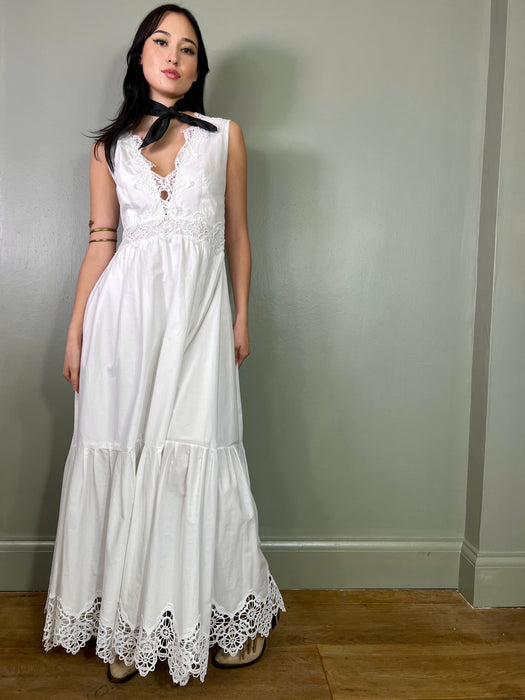 Dhalia, vintage white