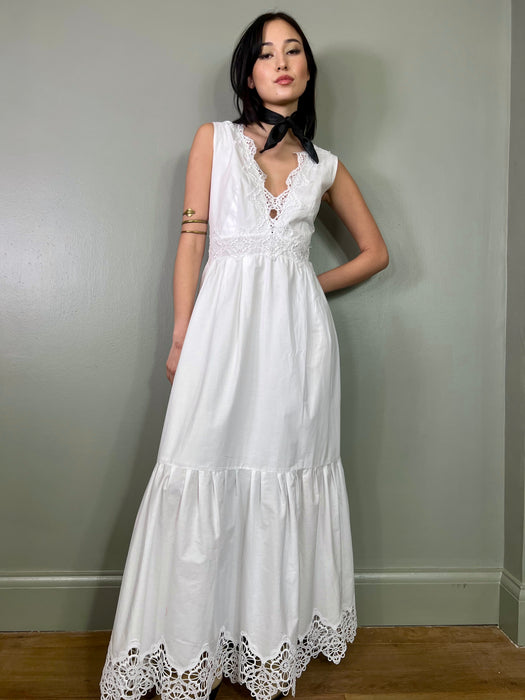 Dhalia, vintage white