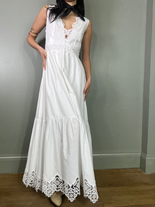 Dhalia, vintage white