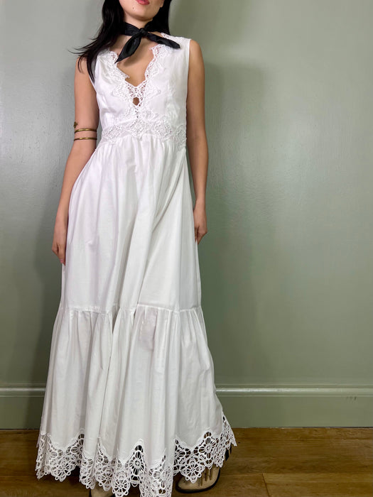 Dhalia, vintage white
