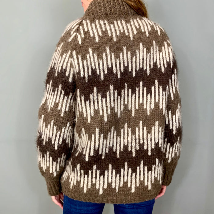 Dana, graphic brown knit